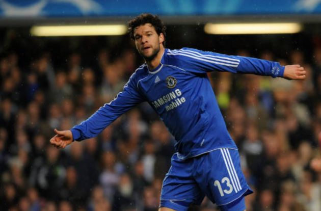 Ballack chọn Chelsea thay vì Man United.